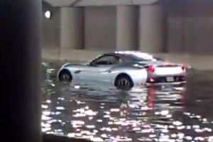 Ferrari утонула в луже