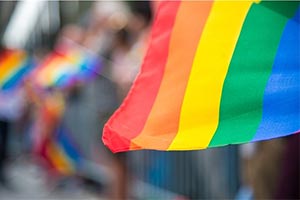 Извинения за сравнение LGBTQ флага со свастикой