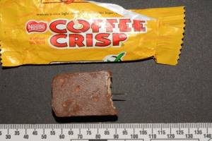 Швейная игла внутри конфеты