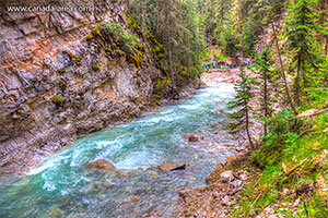 Тропа у Johnston Canyon закрыта на неопределенный срок