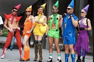 Школы Торонто против голых однополых