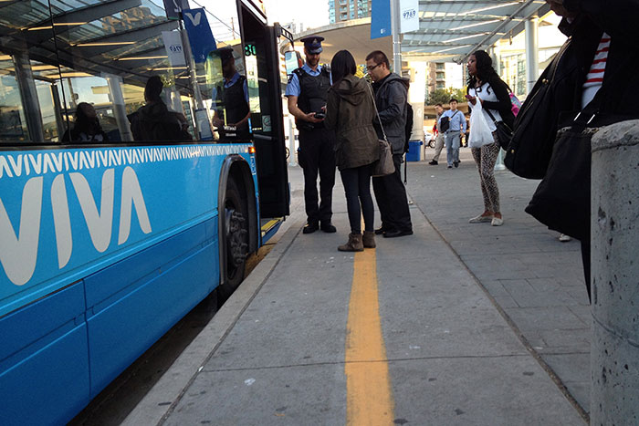 Проверка билетов в автобусе в Канаде